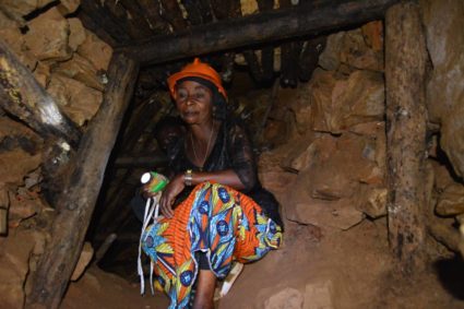 Quand la femme s’émancipe en dépit de barrières : Emilienne ITONGWA s’est lancée dans l’exploitation d’or à Kamituga.