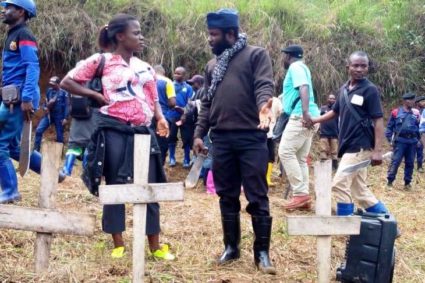 KAMITUGA : En mémoire de victime de l’accident sur le site D3, les habitants de Kamituga mobilisés derrière la mairie pour construire un mémorial.