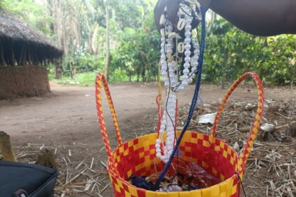 Beni :  Chassés de la forêt par l’insécurité, les Pygmées du campement de Kiprihani tissent leur survie grâce à l’artisanat