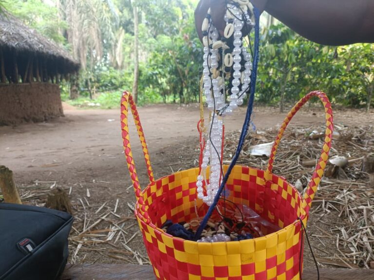 Beni :  Chassés de la forêt par l’insécurité, les Pygmées du campement de Kiprihani tissent leur survie grâce à l’artisanat